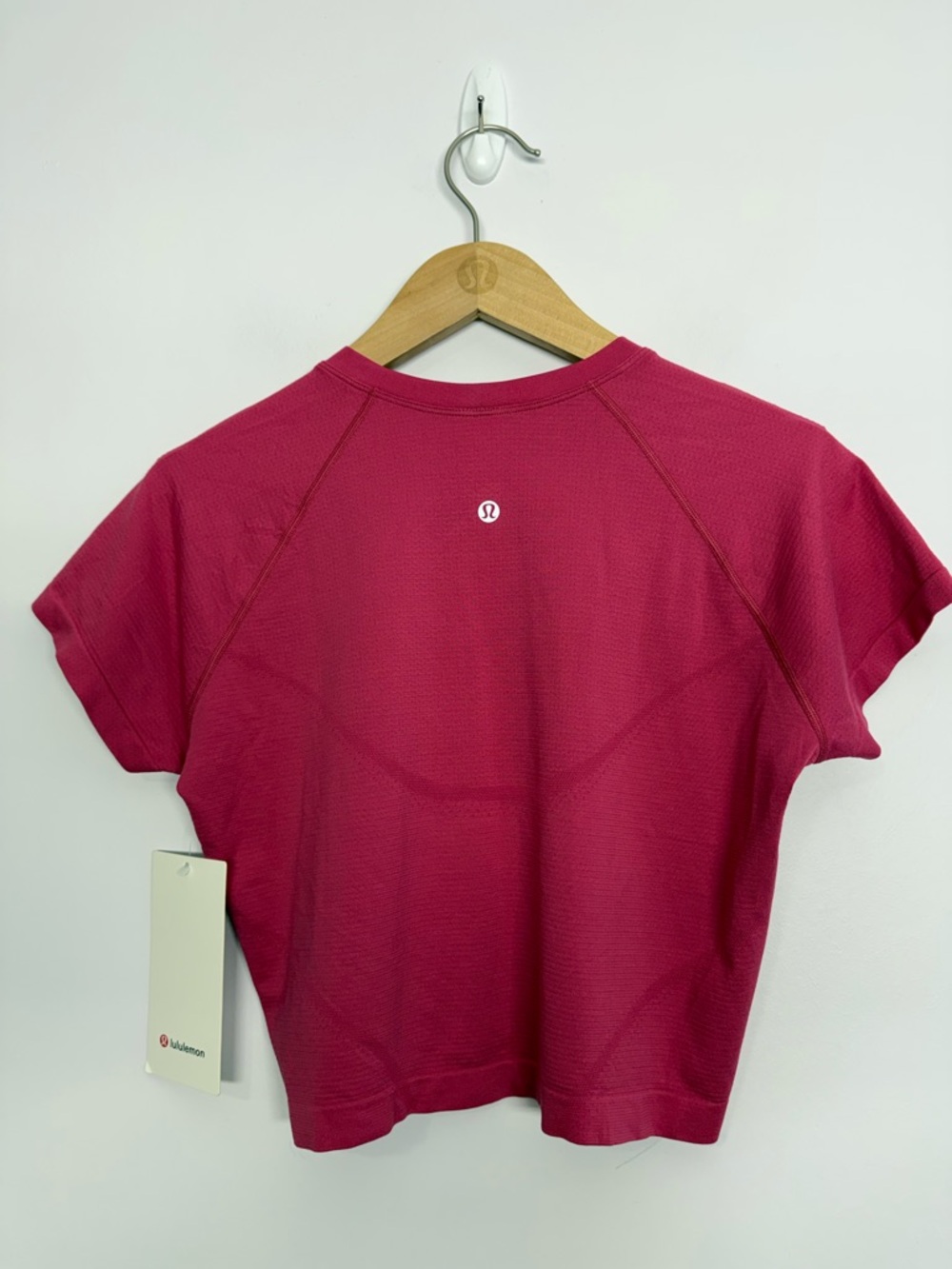 62: Lululemon Swiftly Tech Cropped Short-Sleeve Shirt Raspberry Coulis Sz 12 NWT - Picture 3 of 3